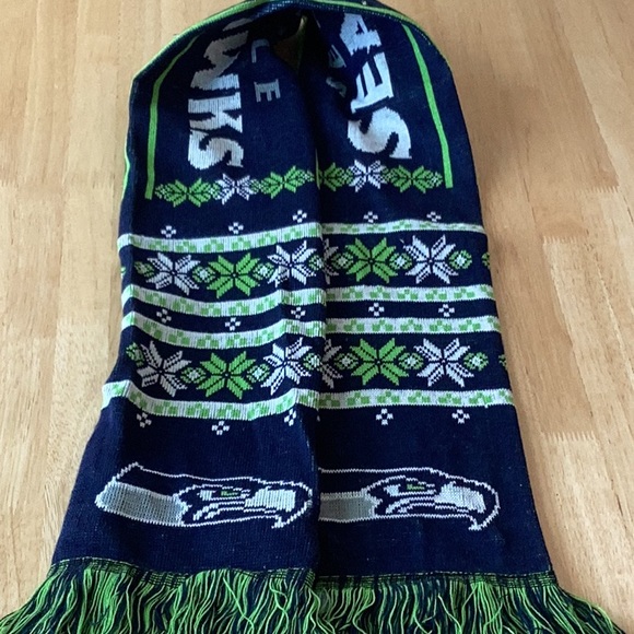 New🏈 NFL Seattle Seahawks scarf with lights. I have 3 of them. Price is for 1. - Picture 1 of 4